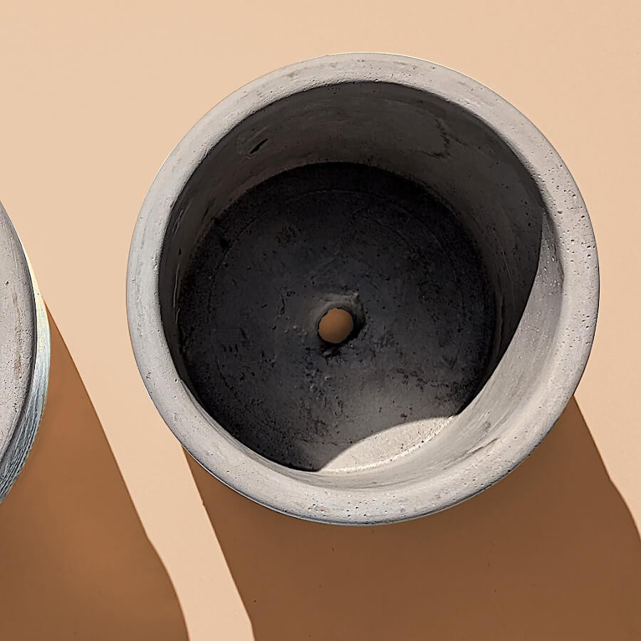 Vue de dessus : Ouverture circulaire supérieure montrant le trou de drainage du petit pot en ciment.