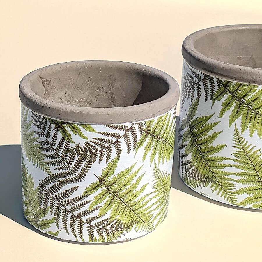 Duo de cache-pots : Le petit pot fougère H9 cm posé à côté de son grand frère H10,5 cm.