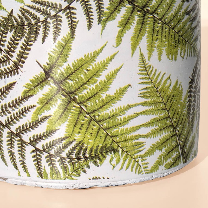 Macro motif végétal : Zoom sur le graphisme détaillé des frondes de fougères vertes imprimées sur le fond blanc.
