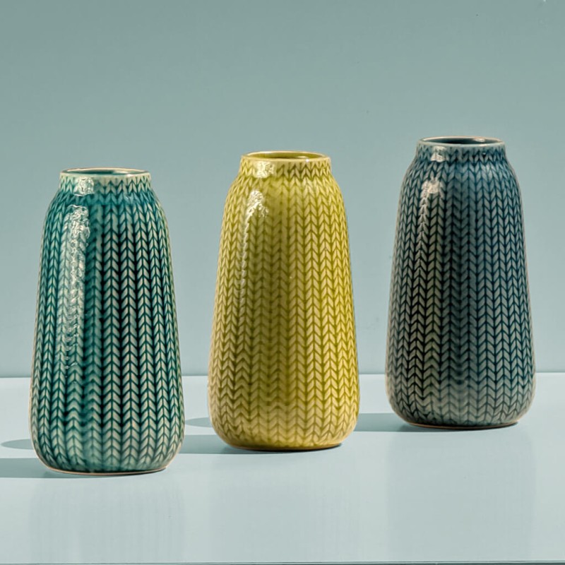 Trio de couleurs : Trois vases en céramique motif épi déclinés en turquoise, jaune et bleu.