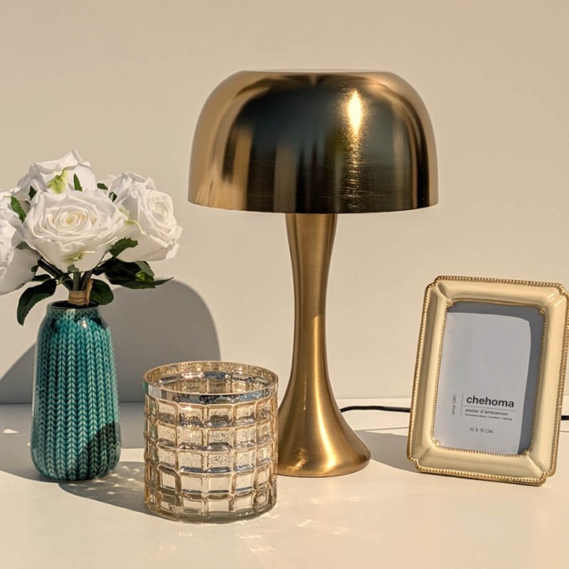Ambiance Romantique Chic : Vase turquoise avec roses blanches à côté de notre lampe champignon dorée.