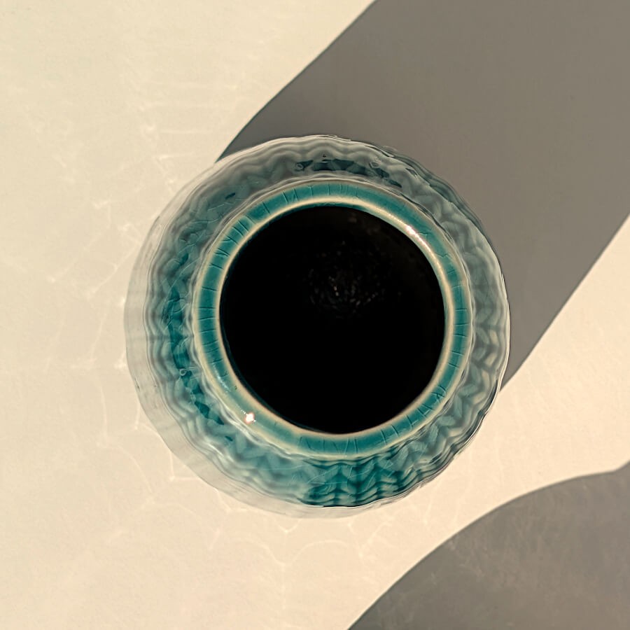 Vue du dessus : Col ouvert du vase en céramique turquoise montrant l'intérieur sombre.