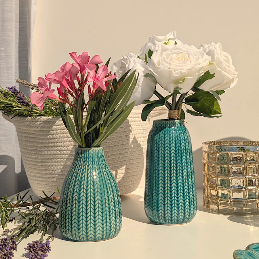 Décoration de table : Vase turquoise associé à un bouquet printanier et le photophore doré.