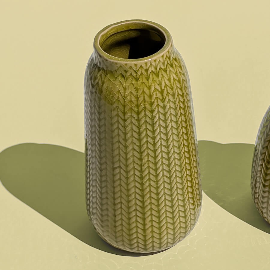 Zoom texture jaune : Gros plan sur le motif épi texturé et l'émail brillant jaune soleil.