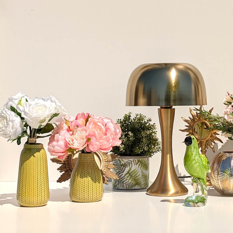 Mise en scène bureau blanc : Duo de vases épi jaune moutarde sur une étagère blanche.