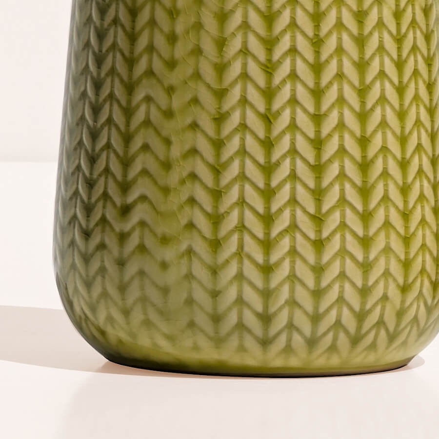 Détail des motifs en épi sur la partie basse du vase jaune en céramique, mettant en valeur l'effet craquelé de l'émail.