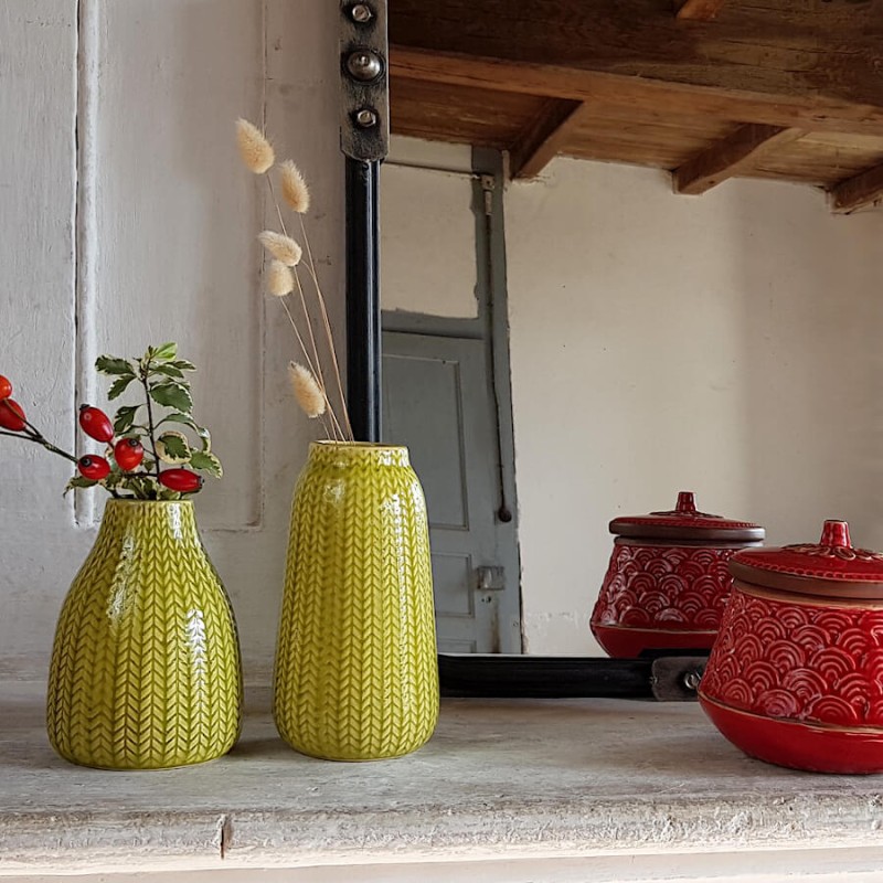 Décoration rustic-chic : Vases jaune moutarde sur une étagère en bois près de boîtes en céramique rouge.