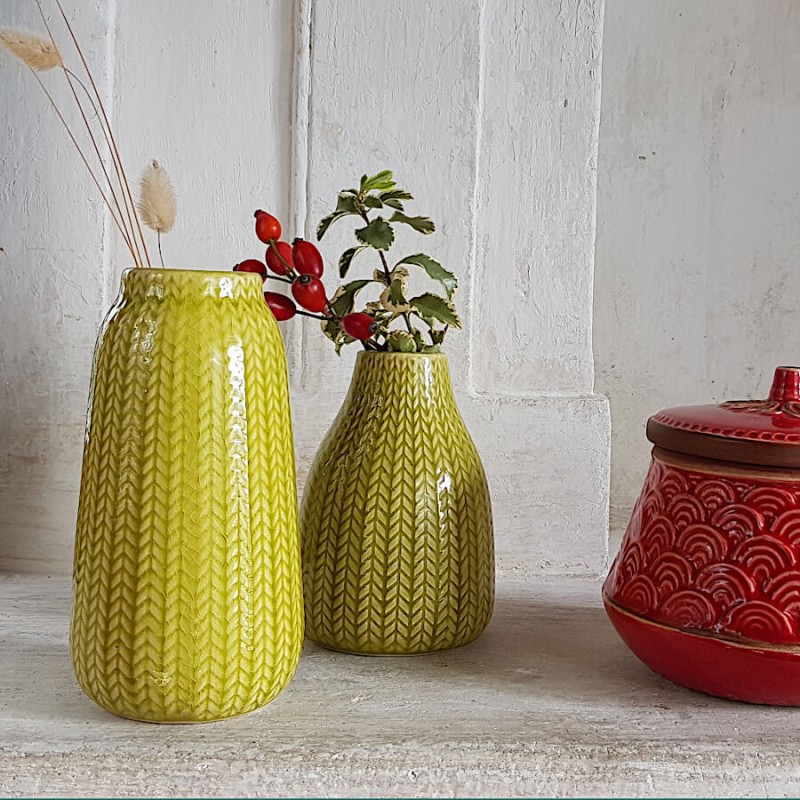 Mise en scène cheminée : Duo de vases épi jaune moutarde sur un manteau de cheminée ancien.