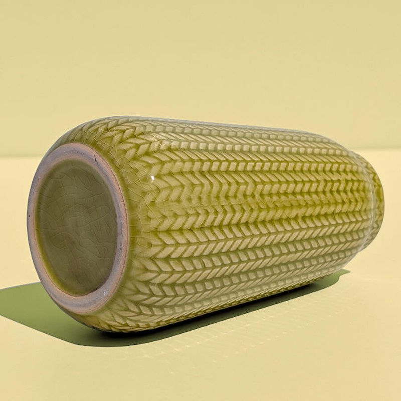 Vue à plat : Vase épi jaune couché révélant la forme ronde de sa base.