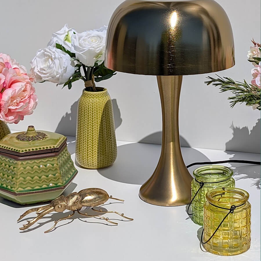 Table estivale : Vase jaune épi entouré d'une boîte Art Déco et de photophores colorés Deco-Delight.