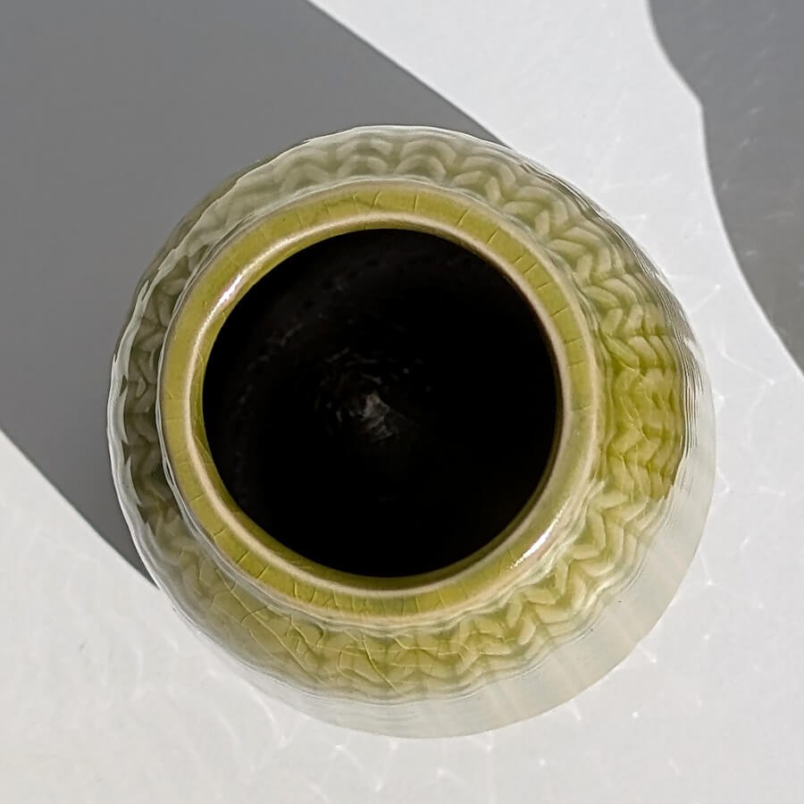 Vue plongeante : Ouverture supérieure du vase jaune montrant le diamètre intérieur du col.