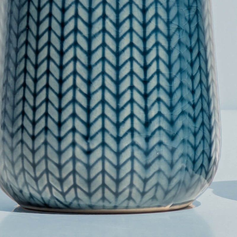 Texture épi bleu : Zoom rapproché sur le relief régulier des chevrons émaillés bleus.