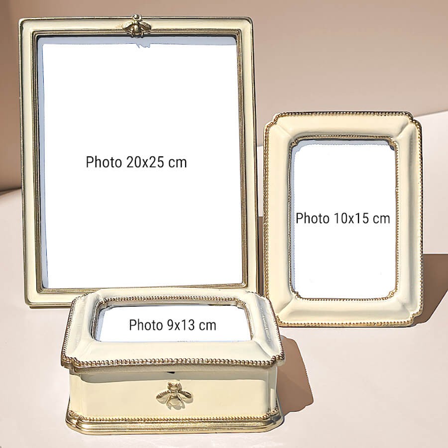 Trio de la collection : Le cadre photo abeille et le petit modèle crème et or entourant la boîte à bijoux en céramique.