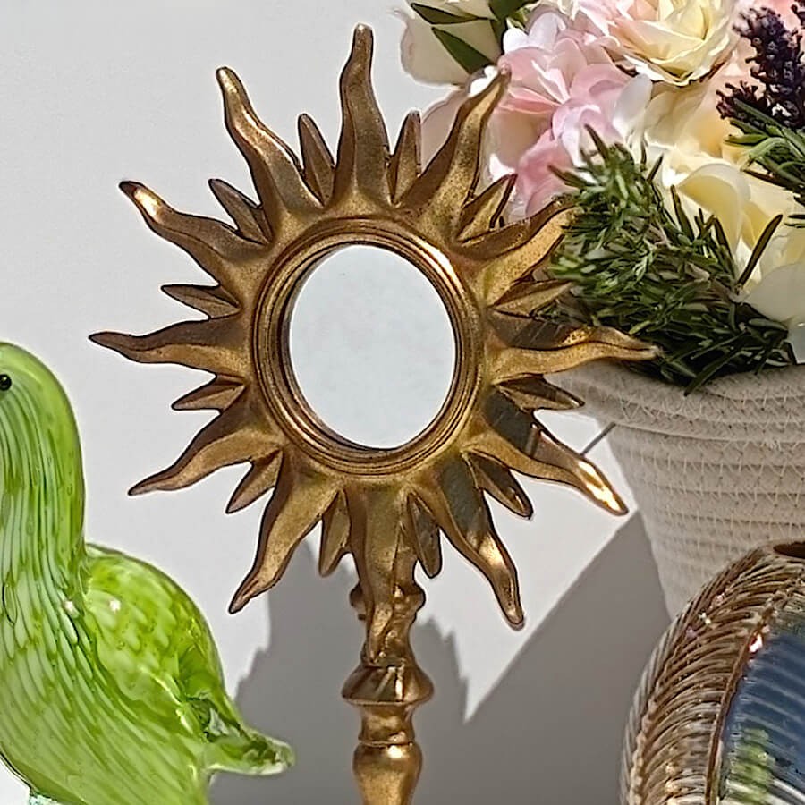 Focus profil rayons : Vue rapprochée sur l'épaisseur du cadre soleil en résine dorée.