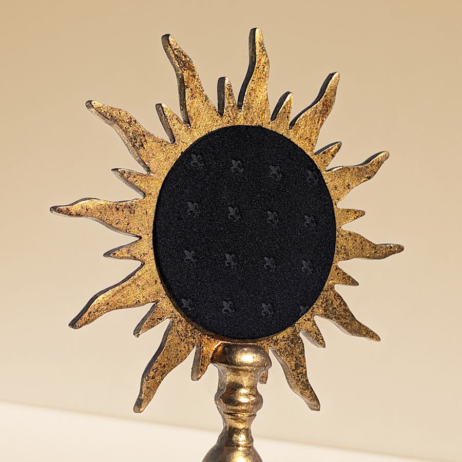Vue arrière : Dos du miroir soleil sur pied intégralement revêtu de feutrine noire soignée.