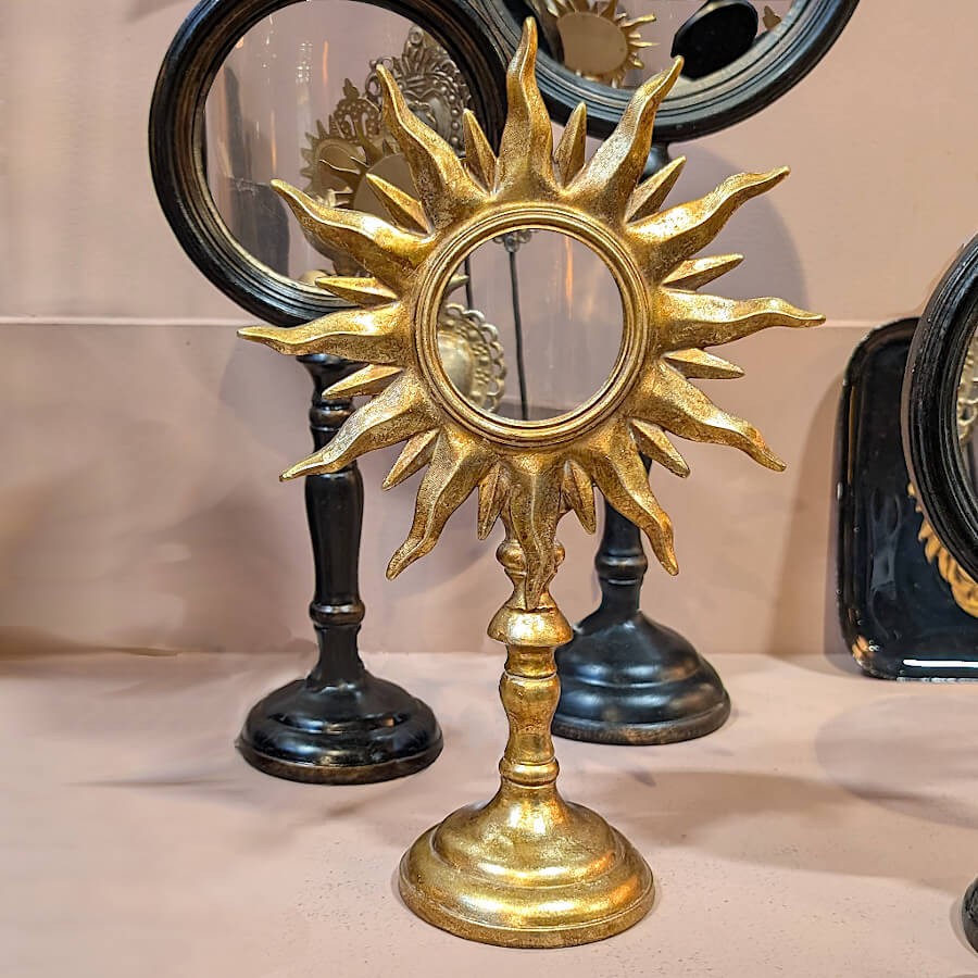 Alignement de miroirs : Collection de miroirs de table baroques et psychés sur une étagère.