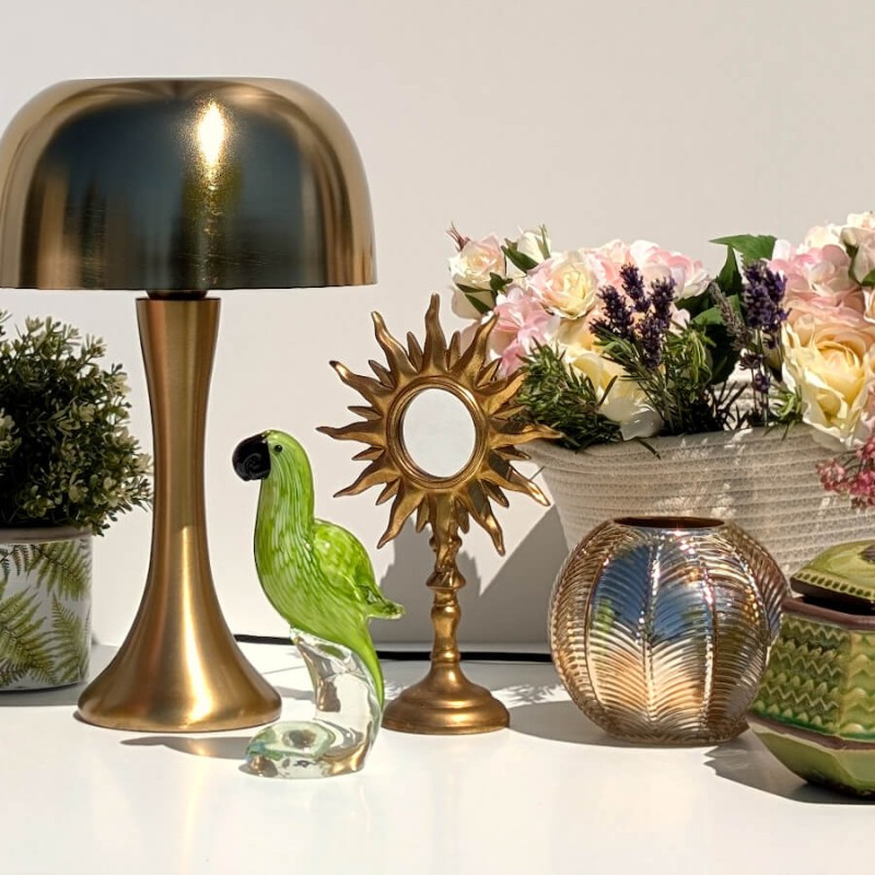Mise en scène lumineuse : Miroir de table soleil doré rayonnant à côté d'un vase en verre texturé et d'objets déco Deco-Delight.