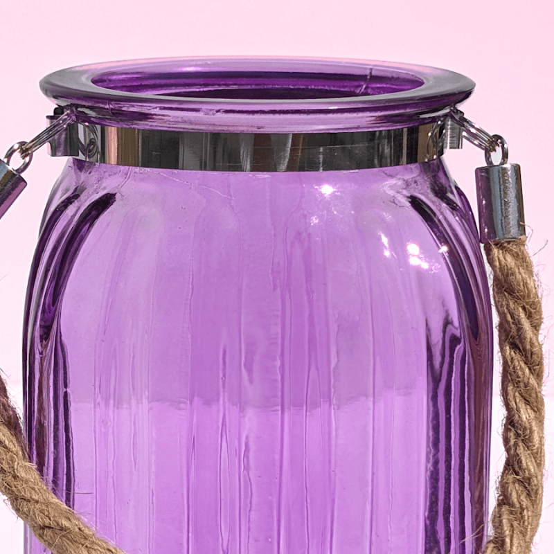 Gros plan col : Zoom sur le col en métal chromé maintenant l'anse en corde de jute sur le verre violet.