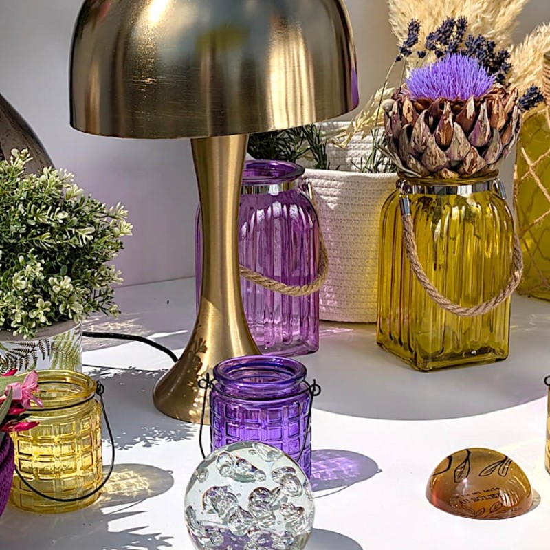 Scénographie de nuit : Ambiance cosy associant le vase violet à une lampe design rétro en laiton doré.