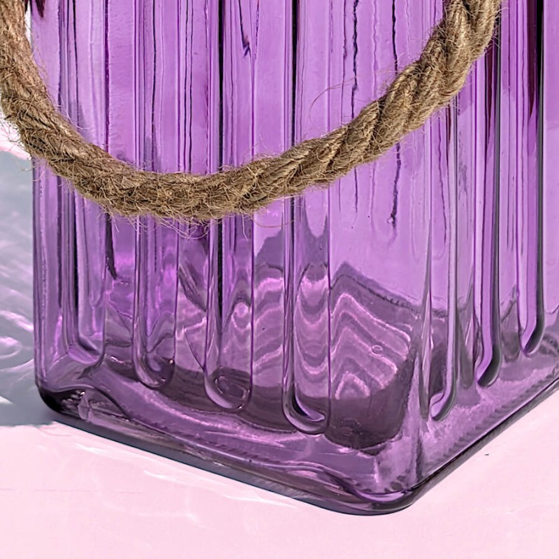 Focus texture : Détail des cannelures verticales gravées dans le verre teinté violet brillant.