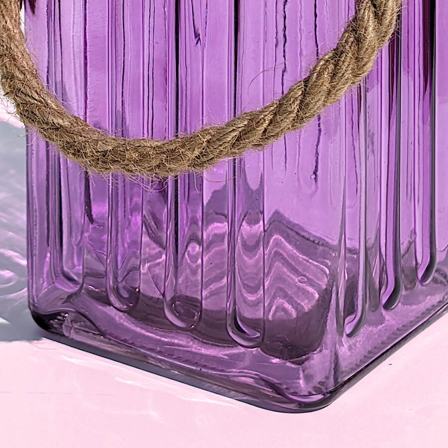 Focus texture : Détail des cannelures verticales gravées dans le verre teinté violet brillant.