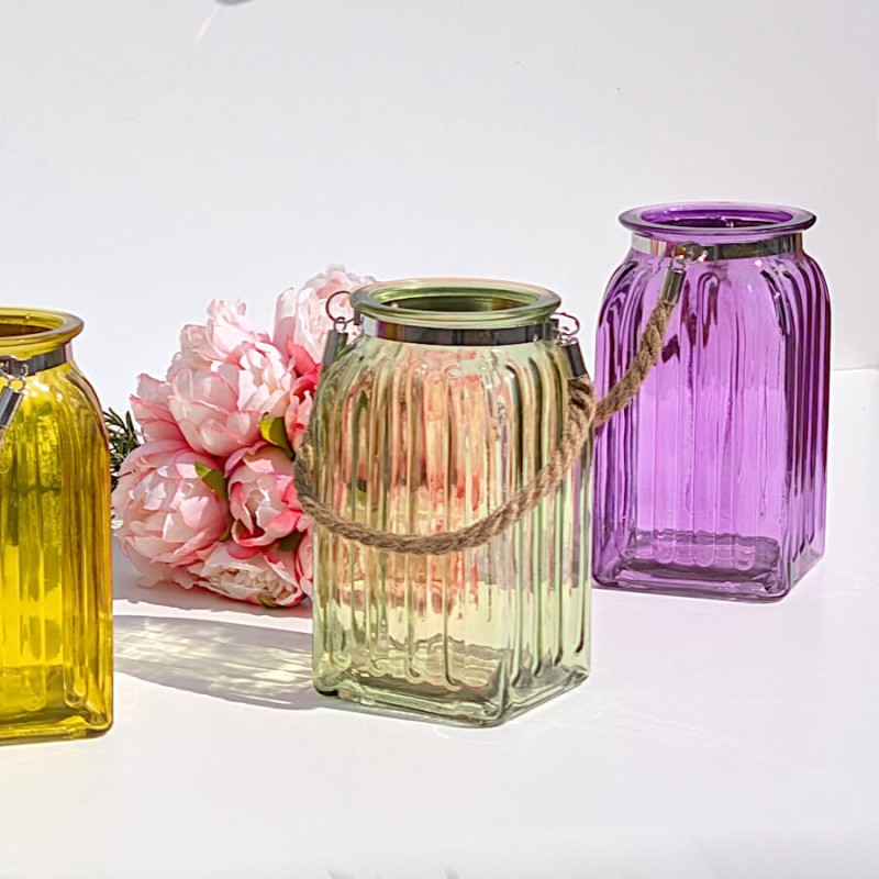 Trio de teintes : Lanterne jaune, verte et violette alignées pour un effet vitaminé en intérieur.