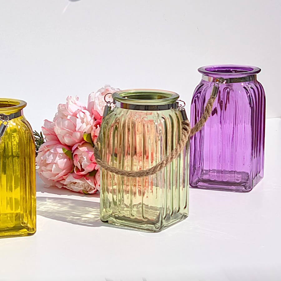 Trio de teintes : Lanterne jaune, verte et violette alignées pour un effet vitaminé en intérieur.