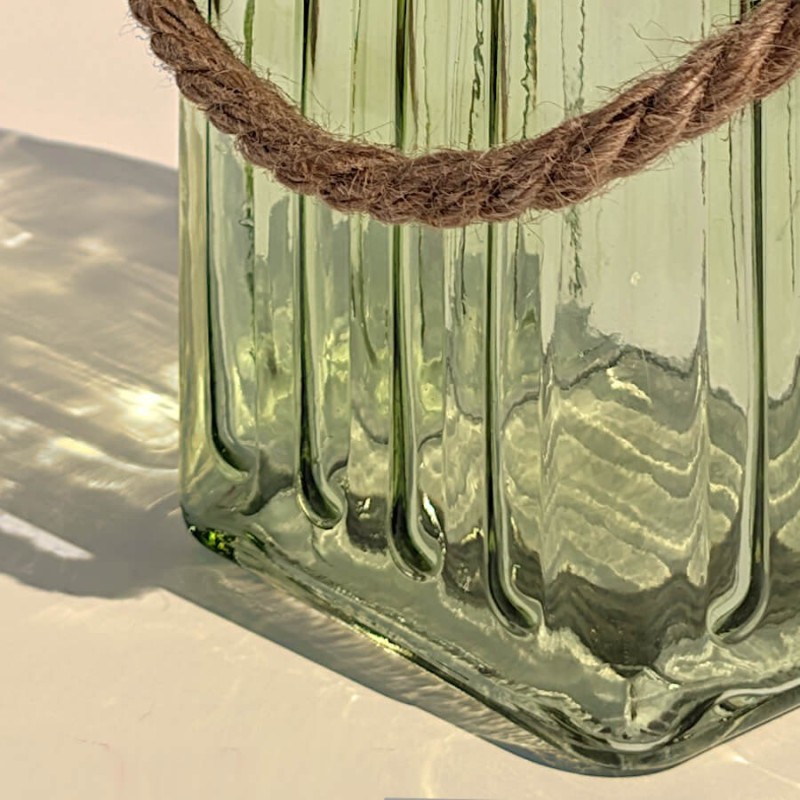 Détail du verre : Zoom sur les ondulations géométriques du verre texturé vert clair.