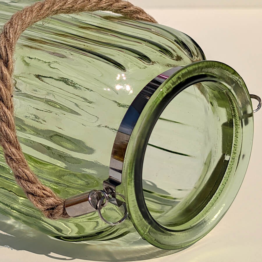 Ouverture supérieure : Vue plongeante montrant le large goulot du photophore en verre vert.