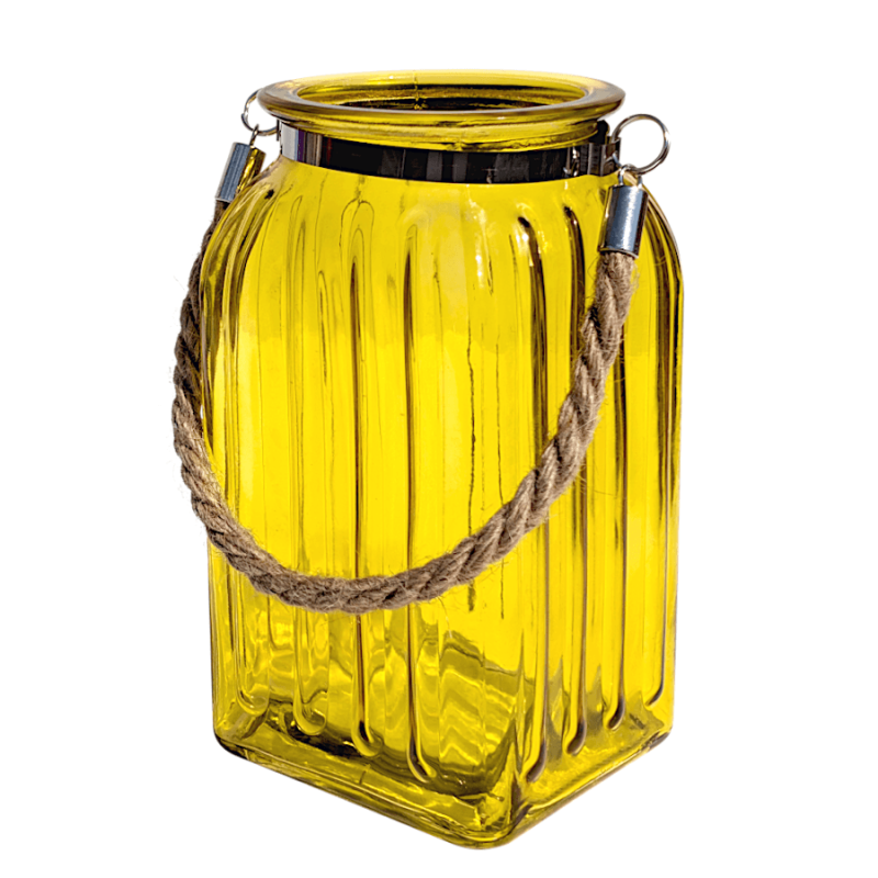 Lanterne photophore en verre teinté jaune citron texturé avec anse en corde sur fond blanc.