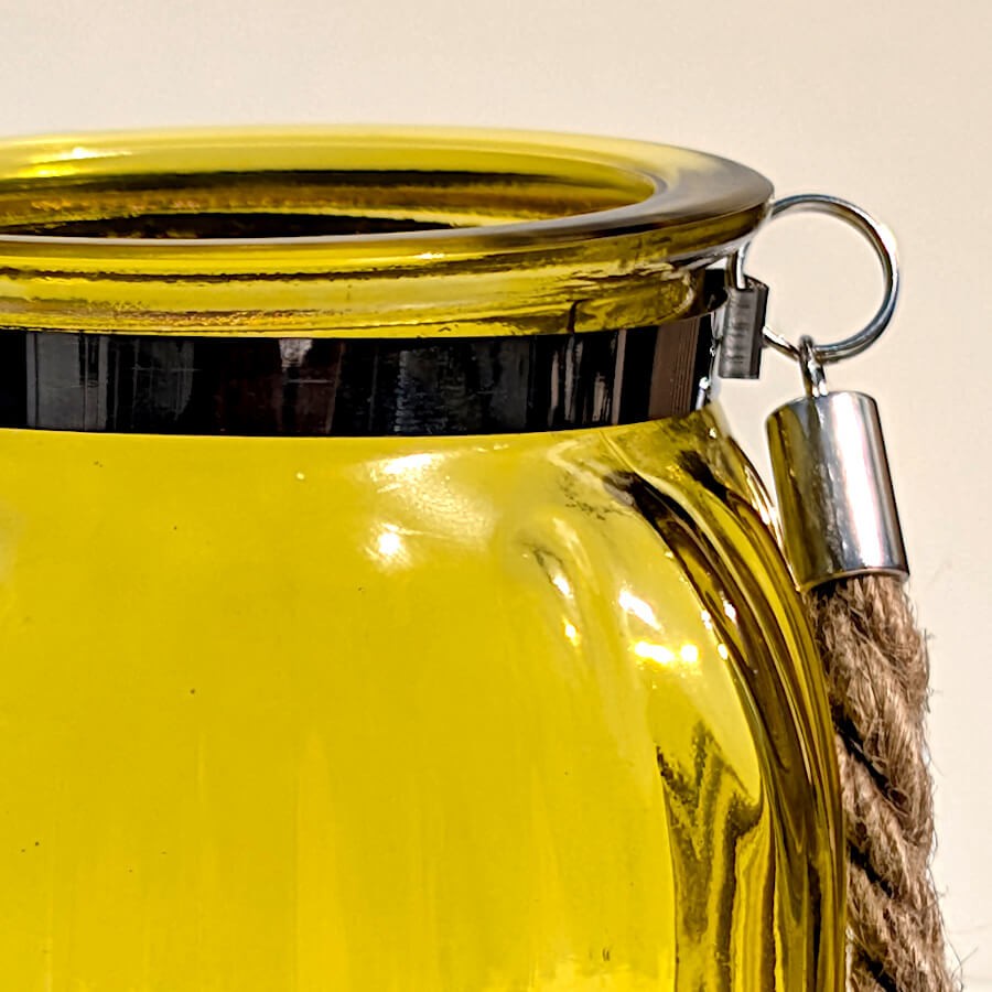 Gros plan col jaune : Zoom sur le col en métal chromé argenté et la fixation de l'anse en corde sur le verre jaune.