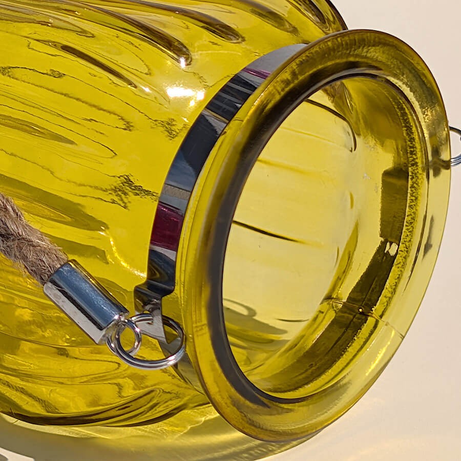 Vue plongeante goulot : Gros plan sur la large ouverture supérieure et la transparence du verre teinté jaune.
