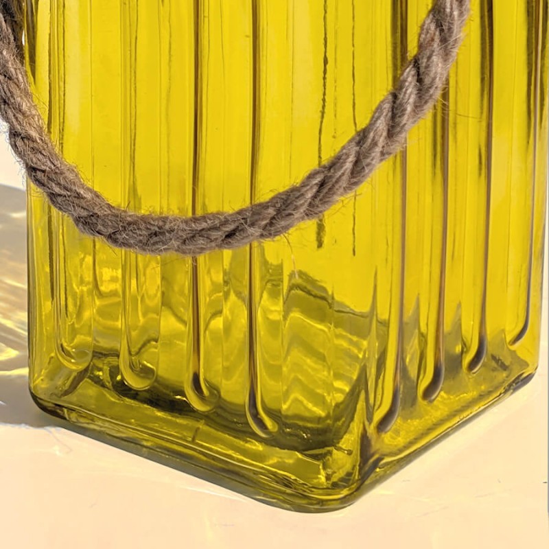 Focus relief cannelé : Détail des rayures verticales épaisses gravées dans le verre teinté jaune soleil.
