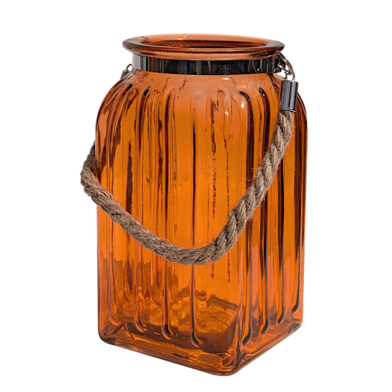 Lanterne photophore en verre teinté orange mandarine texturé avec anse en corde sur fond blanc.