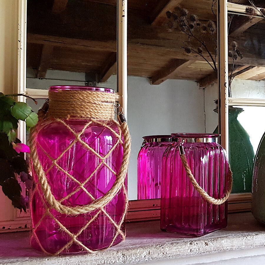 Ambiance miroir fenêtre : Photophore fuchsia à côté du modèle "cordage", posés sur une cheminée.