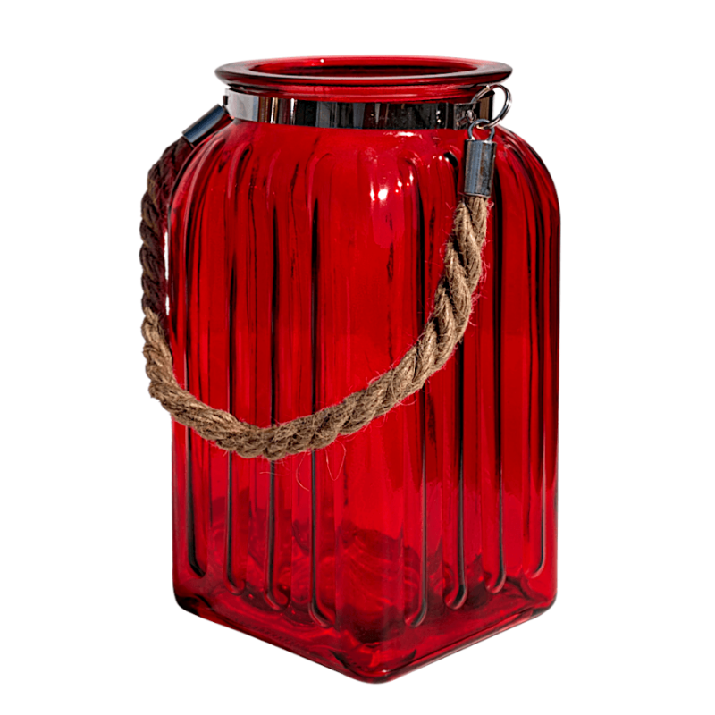 Lanterne photophore en verre teinté rouge carmin texturé avec anse en corde naturelle sur fond blanc.
