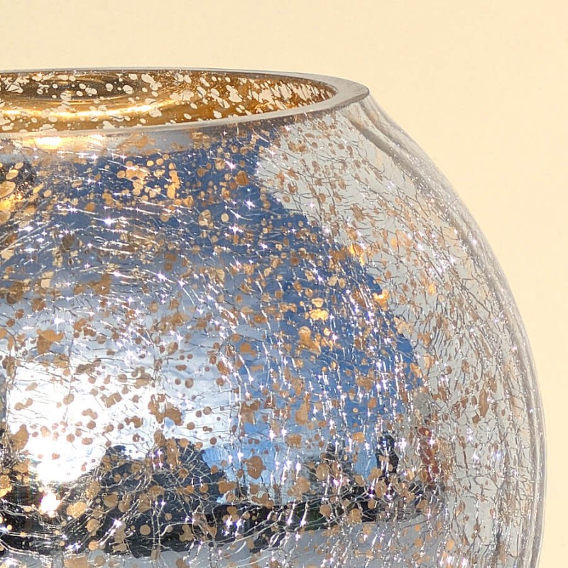 Zoom sur le photophore montrant le détail des craquelures du verre et les éclats argentés.
