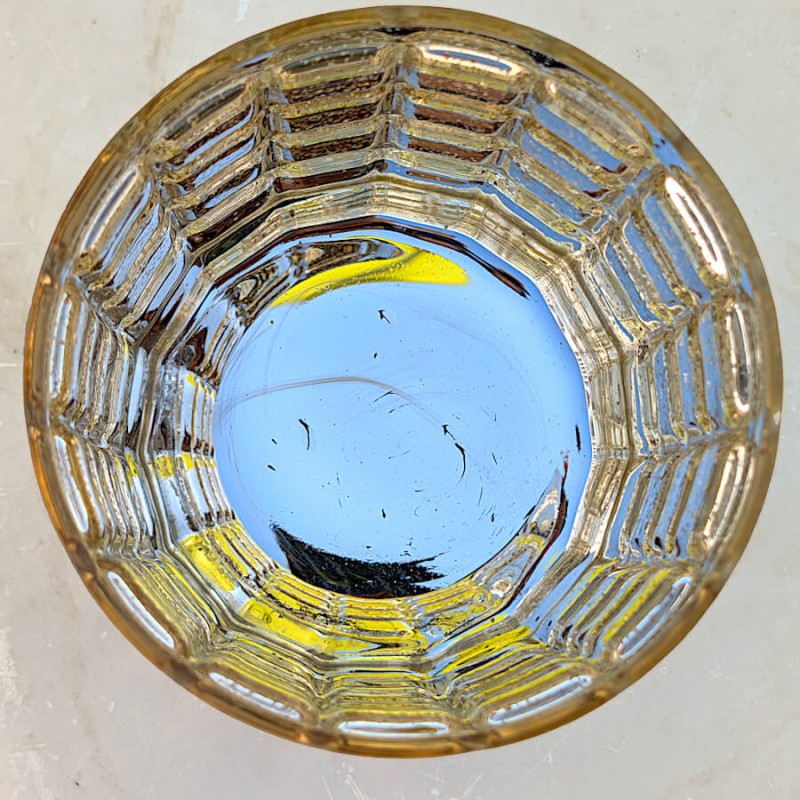 Vue de dessus centrée sur l'ouverture circulaire du photophore montrant la qualité du verre épais travaillé.
