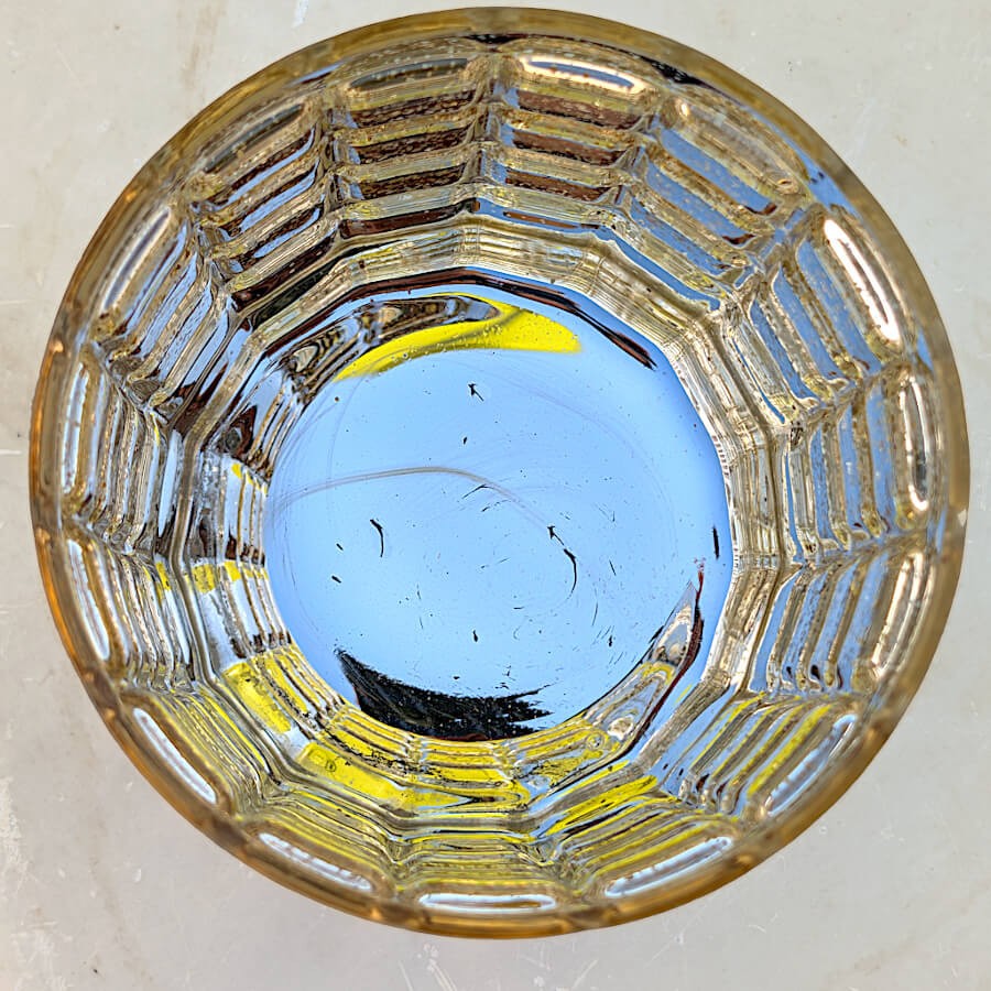 Vue de dessus centrée sur l'ouverture circulaire du photophore montrant la qualité du verre épais travaillé.