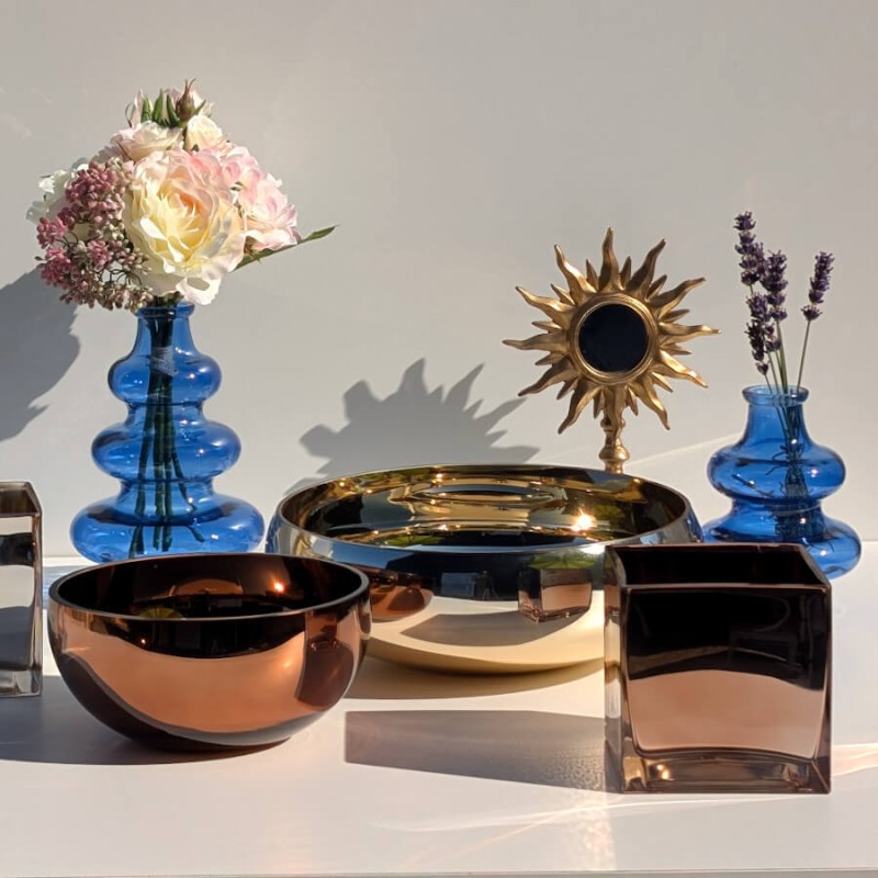 Vue d'ensemble de la collection estivale associant le modèle cuivré, le miroir soleil et les touches de bleu.