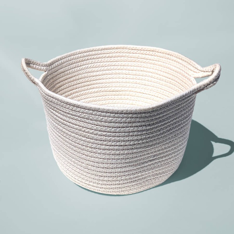 Vue de trois-quarts : Silhouette épurée et moderne de la corbeille de rangement en polyester blanc.