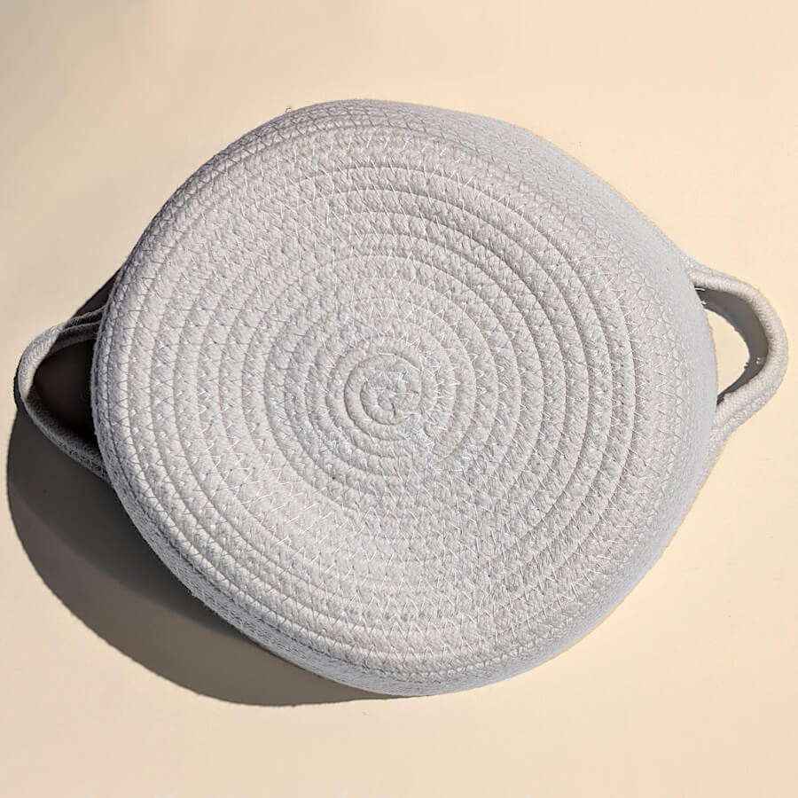 Vue de la base : Intérieur spacieux et fond circulaire parfaitement tressé du panier en polyester.