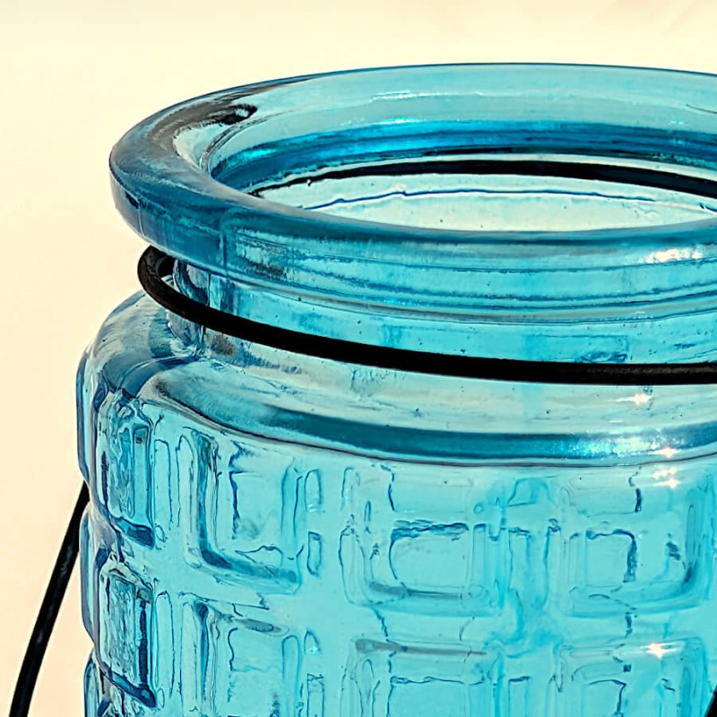 Gros plan sur la nuance bleu lagon et le verre travaillé.