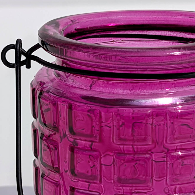 Zoom sur la bordure et le système d'attache de l'anse du photophore fuchsia.