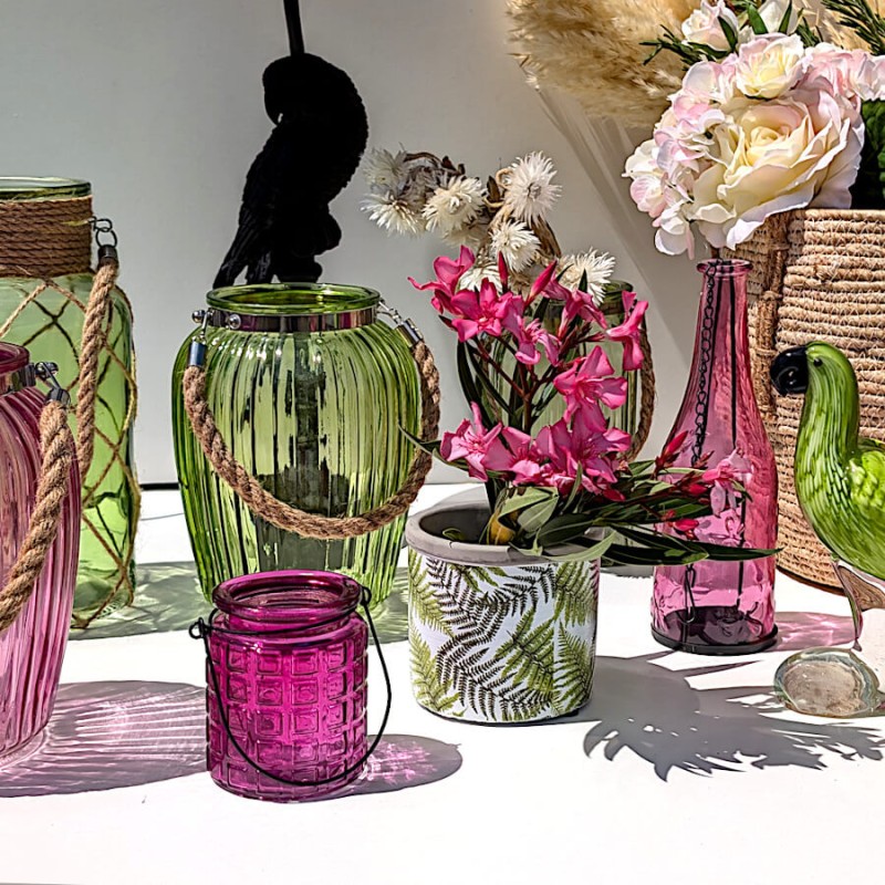 Composition tropicale avec photophore fuchsia, fleurs et lampe Perroquet.