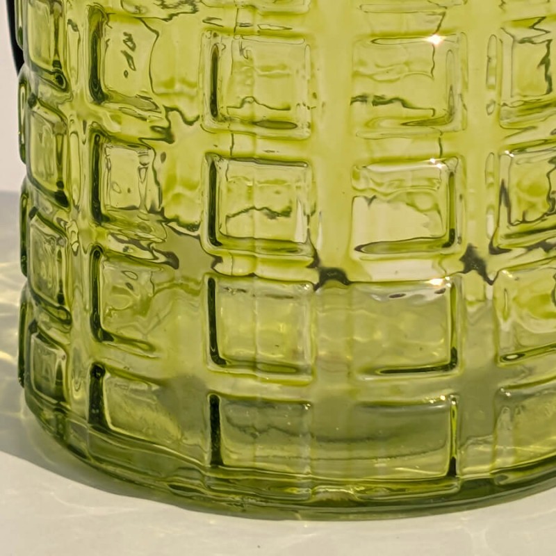 Détail de la surface gaufrée en relief du verre teinté vert.