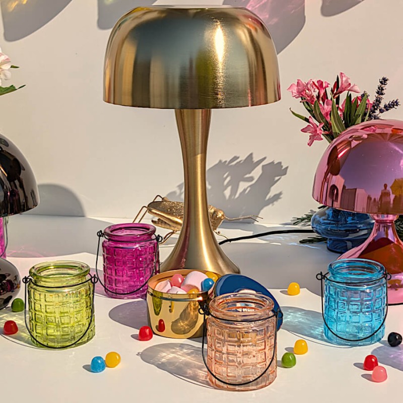 Ambiance colorée de terrasse avec photophores et lampes à poser de notre collection.