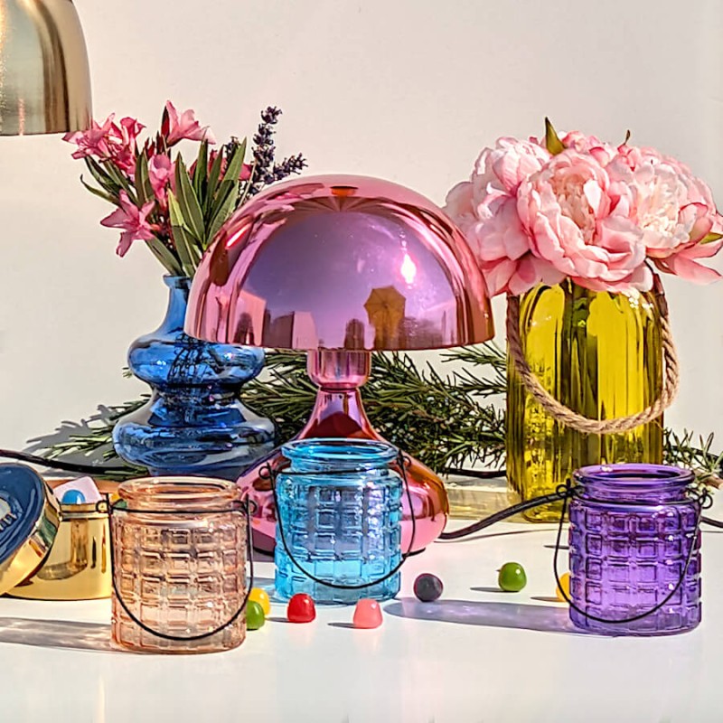 Le photophore en verre violet contribue à créer une ambiance estivale et festive.