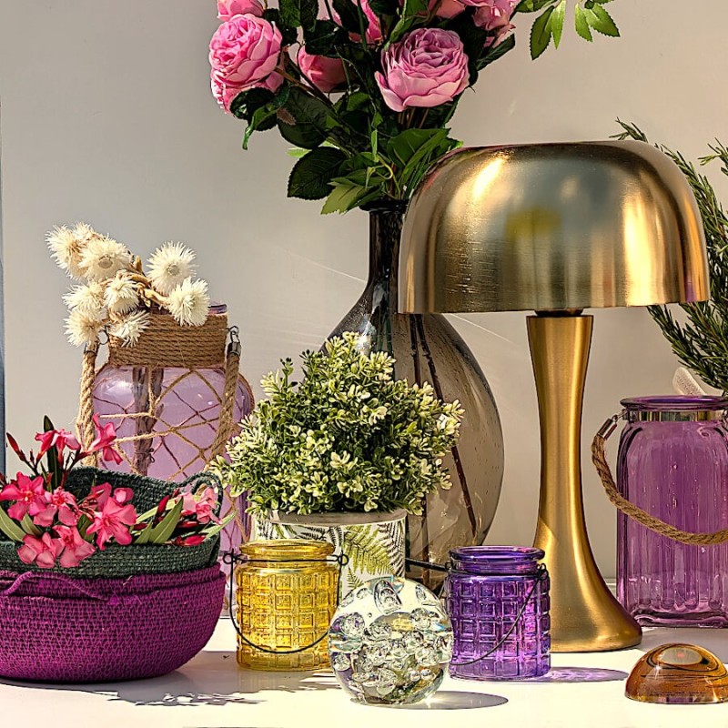 Ambiance ensoleillée avec photophore jaune, bouquet de fleurs et autres objets déco Deco-Delight.