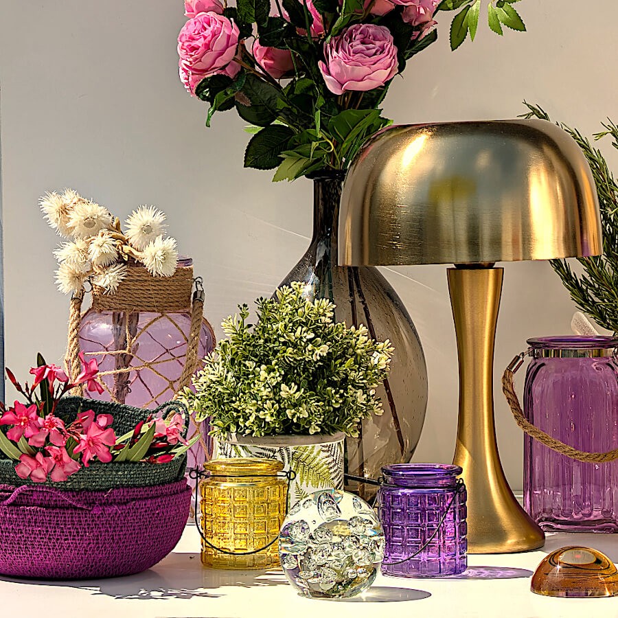 Ambiance ensoleillée avec photophore jaune, bouquet de fleurs et autres objets déco Deco-Delight.